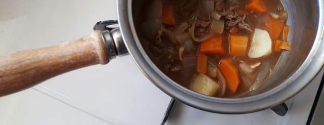 鍋でカレーを作る